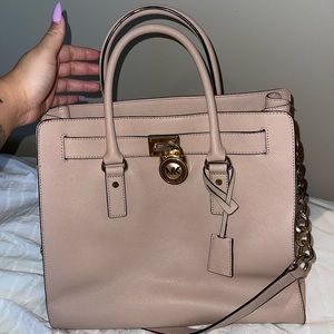 Michael Kors large tote bag in light pink.